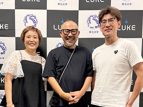 開発者　菅野太郎教授（東北大学大学院／中央）と当院長（右）